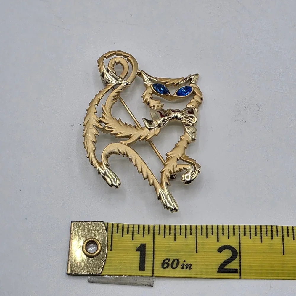 Vintage Gold Tone Textured‎ Cat Brooch Blue Rhinestone Eyes Bow Tie Pin 2 Inch